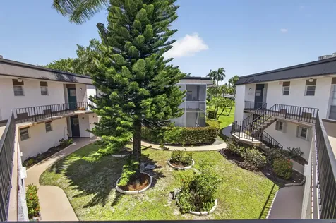 3 Greenway Village N Royal Palm Beach FL 33411
