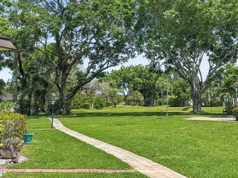 3 Greenway Village N Royal Palm Beach FL 33411