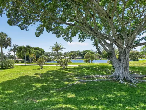 3 Greenway Village N Royal Palm Beach FL 33411