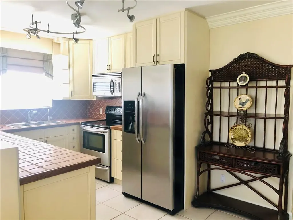 137 Farnham F Deerfield Beach FL 33442