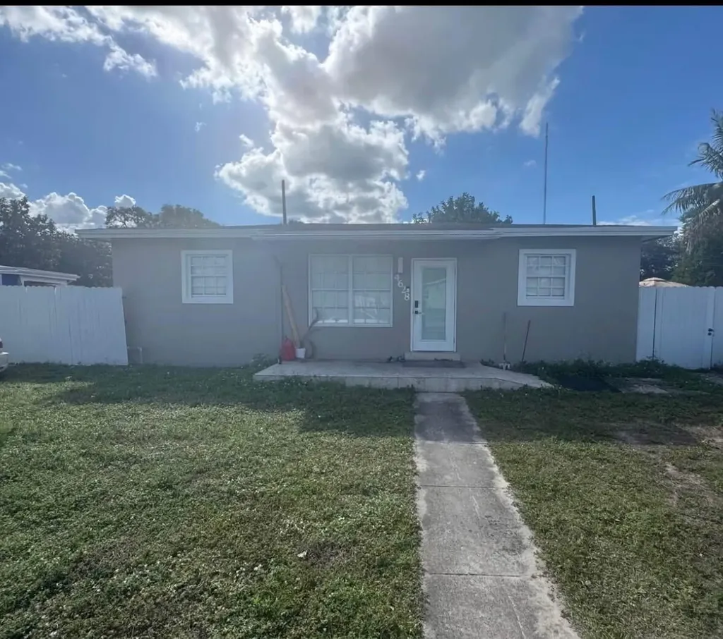 4628 SW 32nd Drive West Park FL 33023