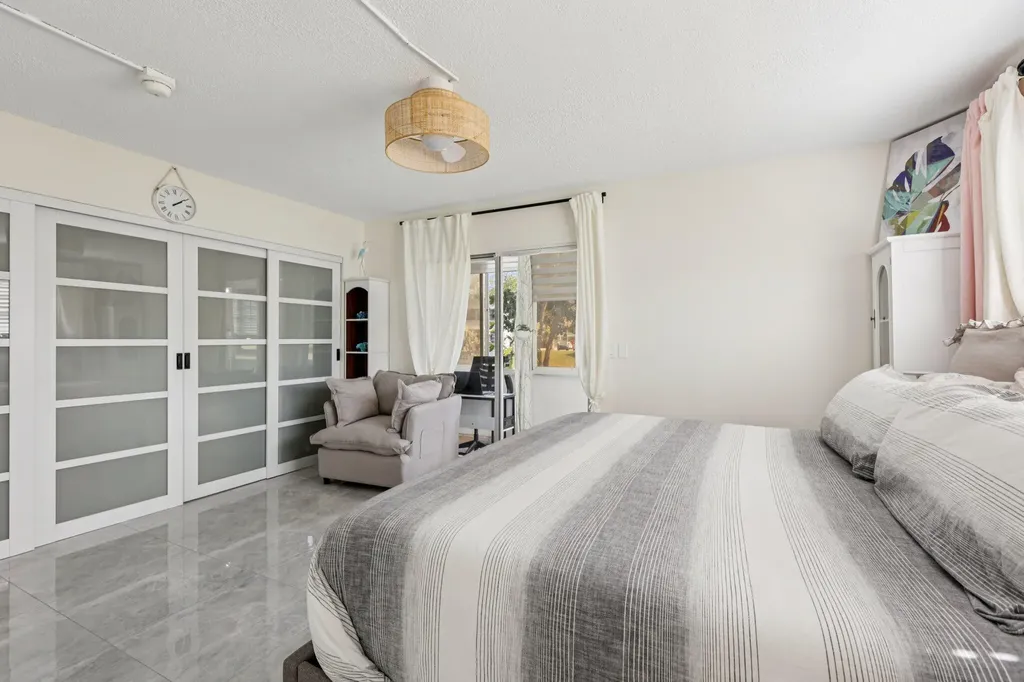 125 Oakridge J Deerfield Beach FL 33442