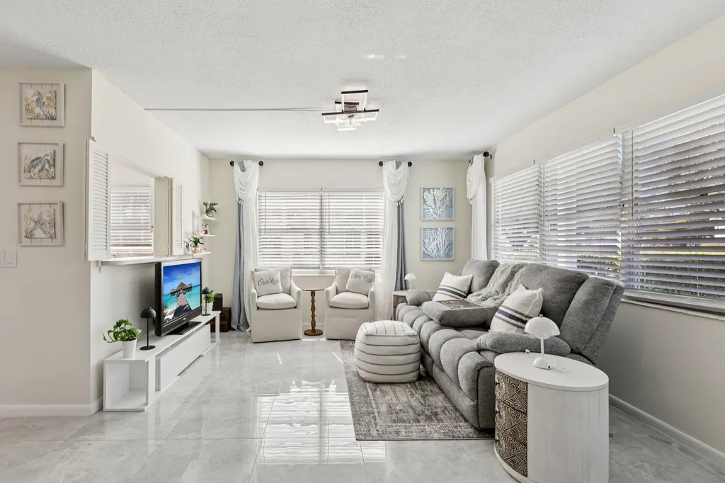 125 Oakridge J Deerfield Beach FL 33442