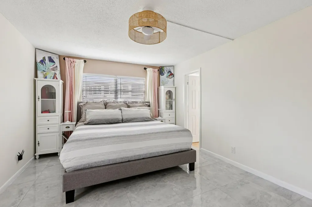 125 Oakridge J Deerfield Beach FL 33442