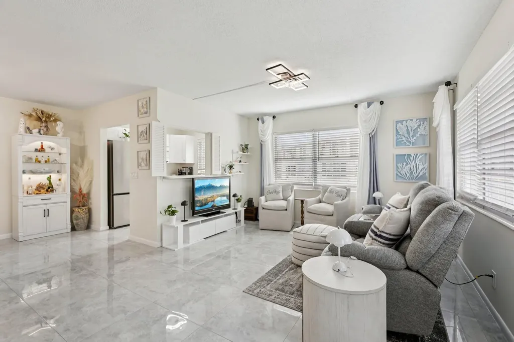 125 Oakridge J Deerfield Beach FL 33442