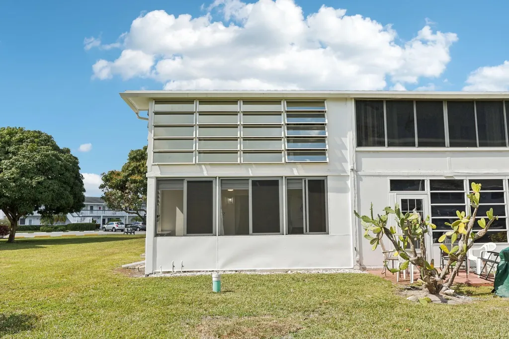 125 Oakridge J Deerfield Beach FL 33442