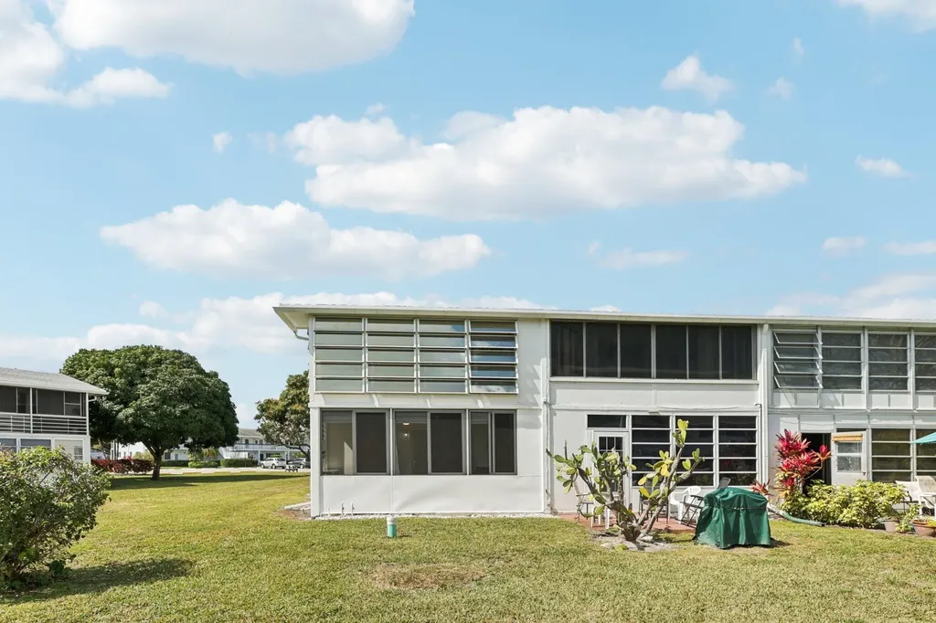 125 Oakridge J Deerfield Beach FL 33442