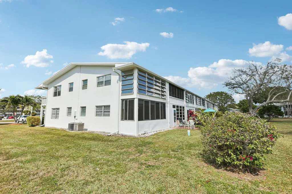 125 Oakridge J Deerfield Beach FL 33442