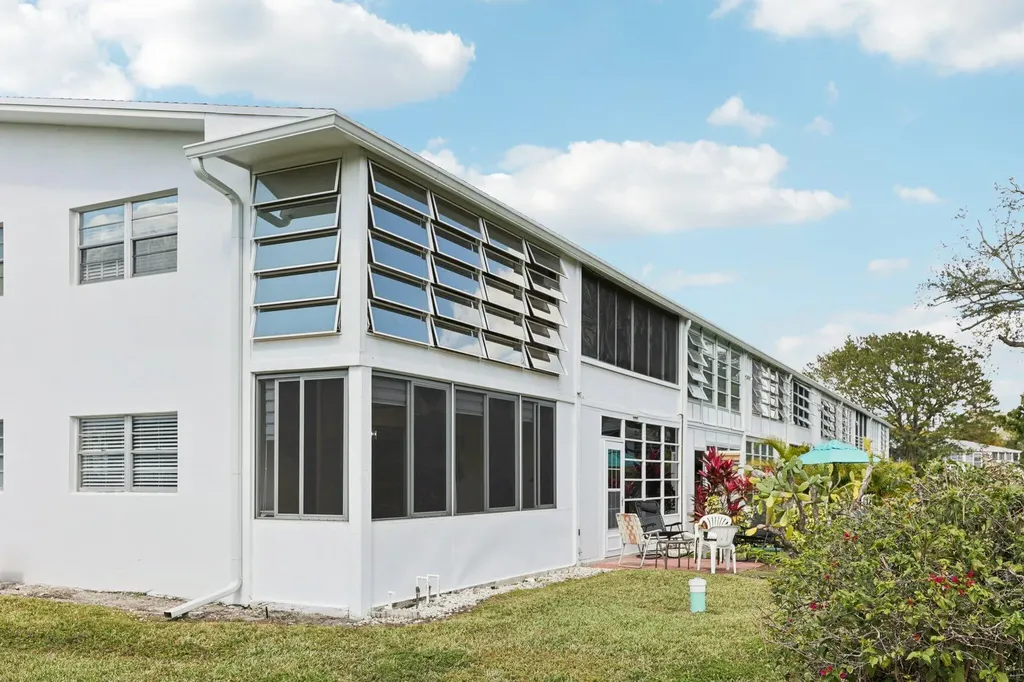 125 Oakridge J Deerfield Beach FL 33442