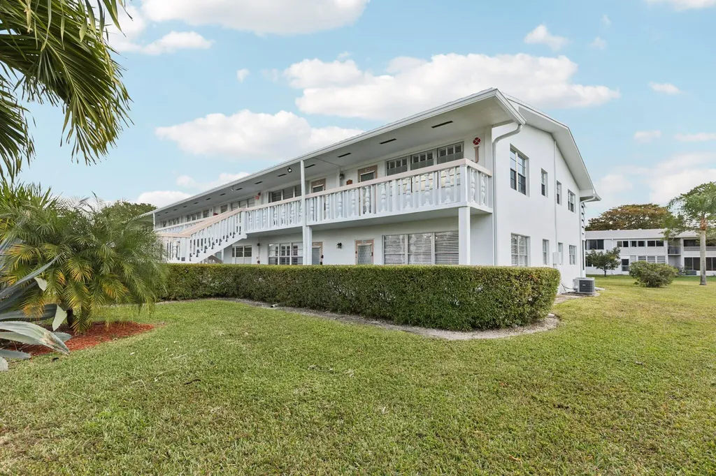 125 Oakridge J Deerfield Beach FL 33442