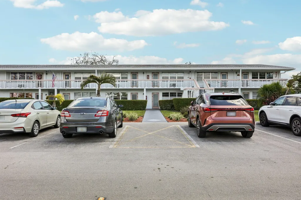 125 Oakridge J Deerfield Beach FL 33442