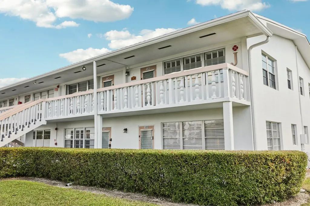 125 Oakridge J Deerfield Beach FL 33442
