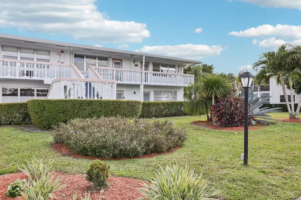 125 Oakridge J Deerfield Beach FL 33442