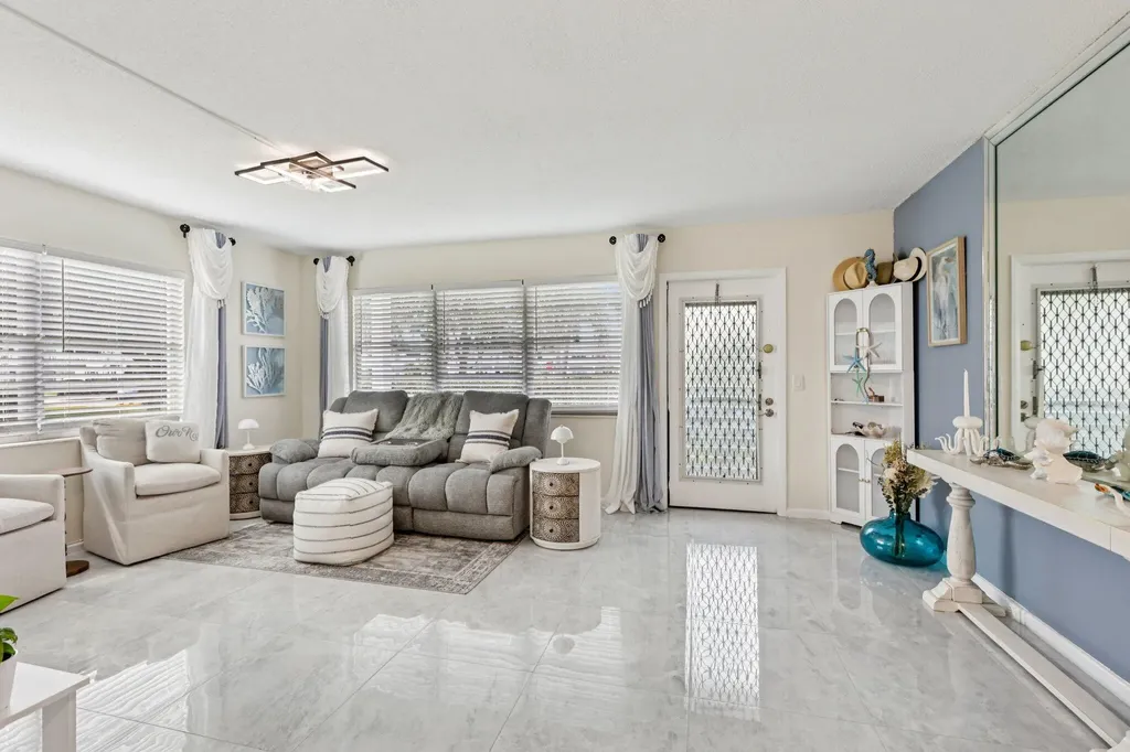 125 Oakridge J Deerfield Beach FL 33442