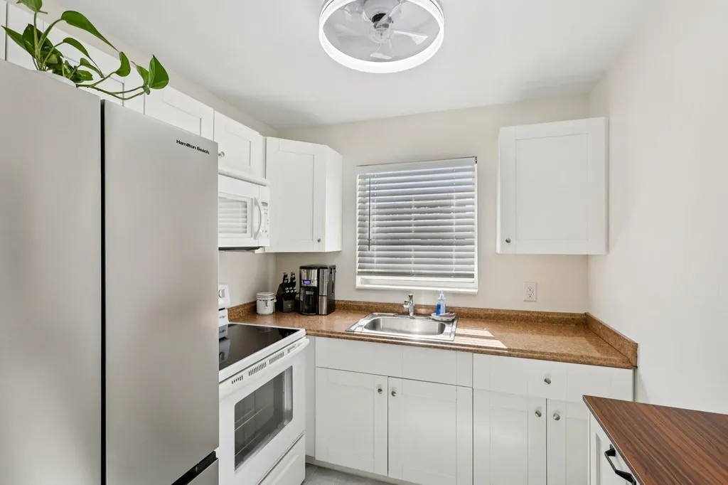 125 Oakridge J Deerfield Beach FL 33442