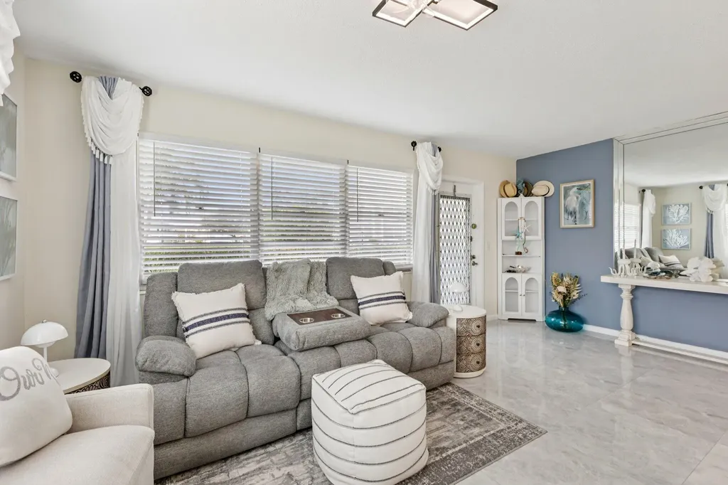 125 Oakridge J Deerfield Beach FL 33442