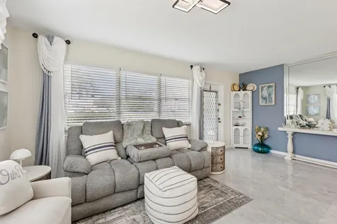 125 Oakridge J Deerfield Beach FL 33442
