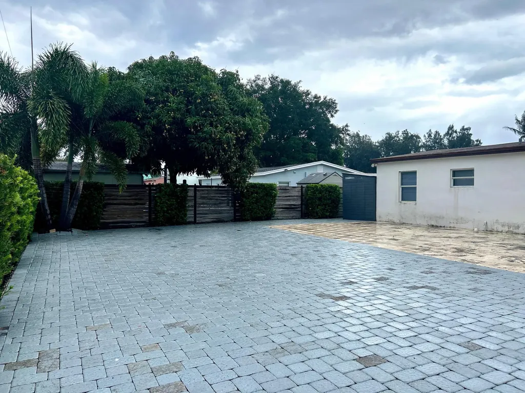 2742 Cherokee Court West Palm Beach FL 33406