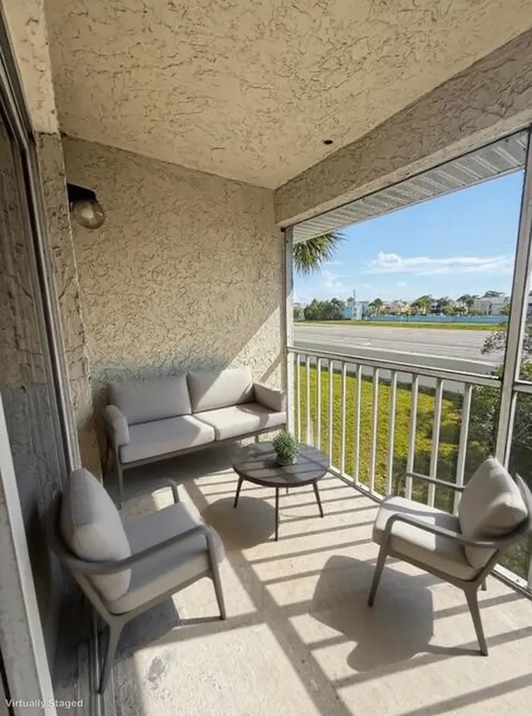 1516 SE Royal Green Circle Port St Lucie FL 34952
