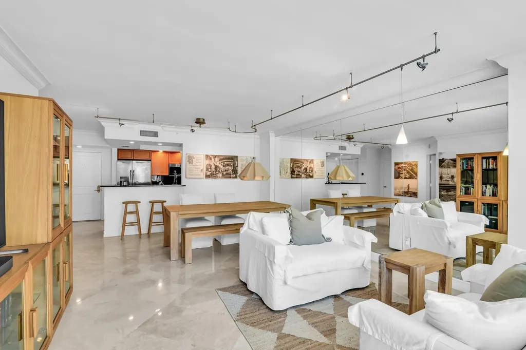 99 SE Mizner Boulevard Boca Raton FL 33432