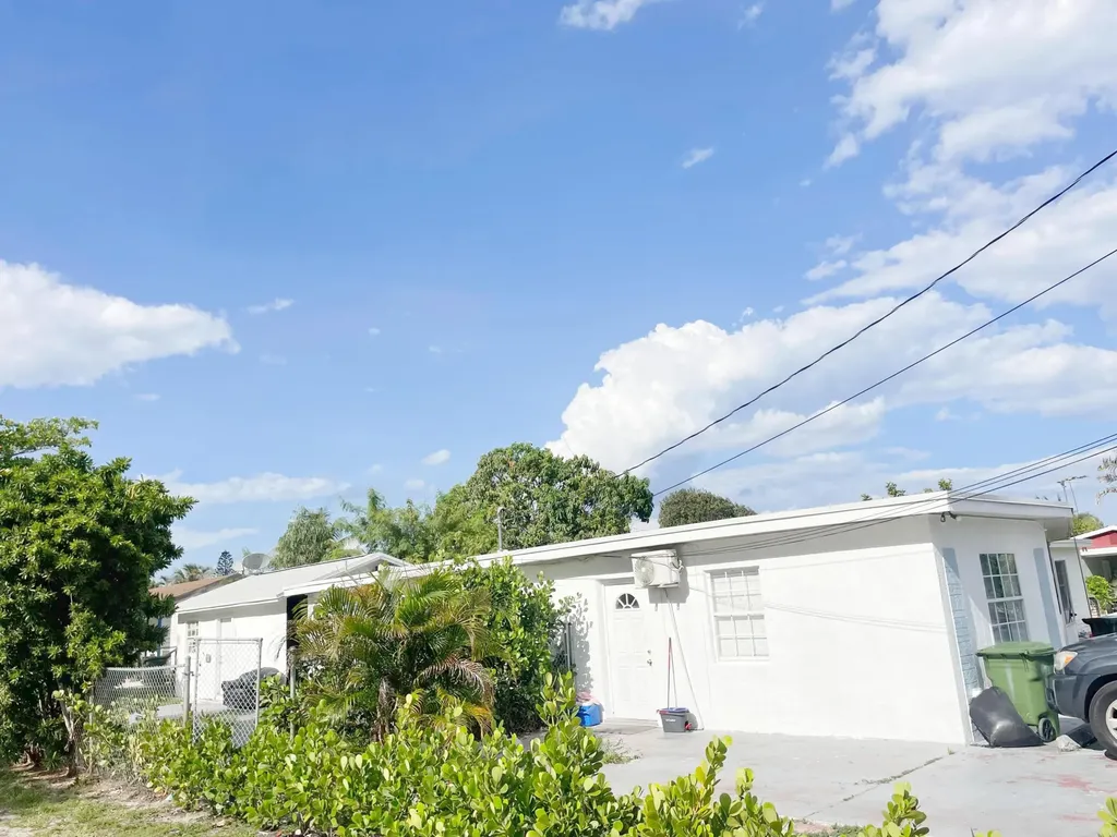3213 Drew Way Palm Springs FL 33406