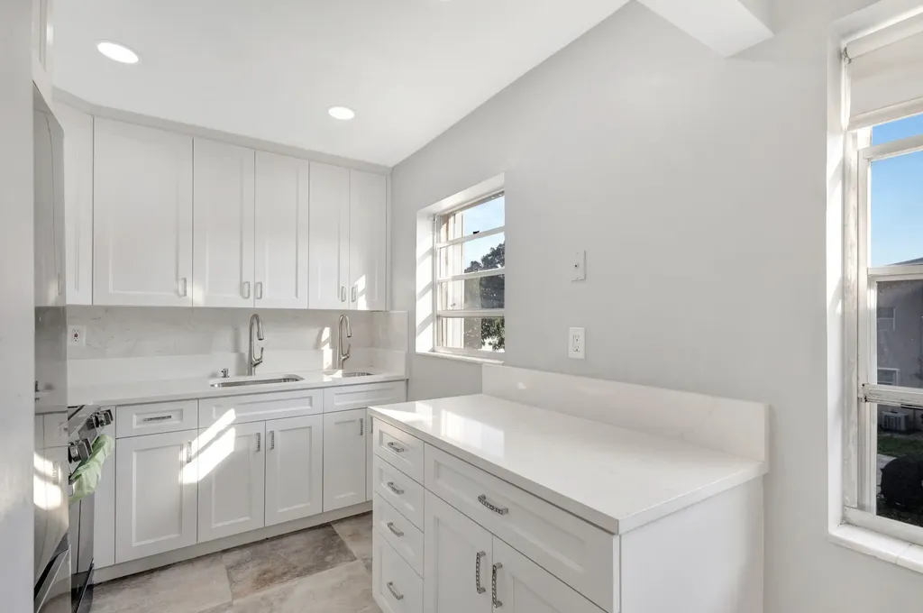 121 Bedford E West Palm Beach FL 33417