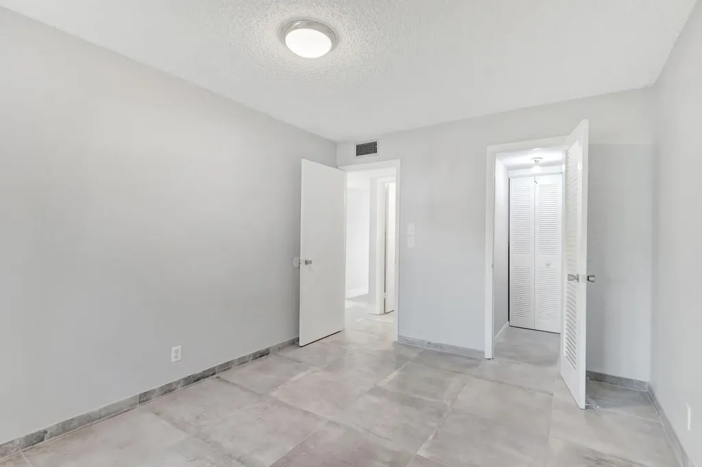 121 Bedford E West Palm Beach FL 33417