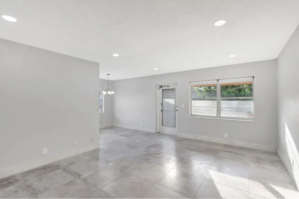 121 Bedford E West Palm Beach FL 33417