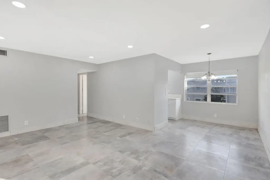 121 Bedford E West Palm Beach FL 33417