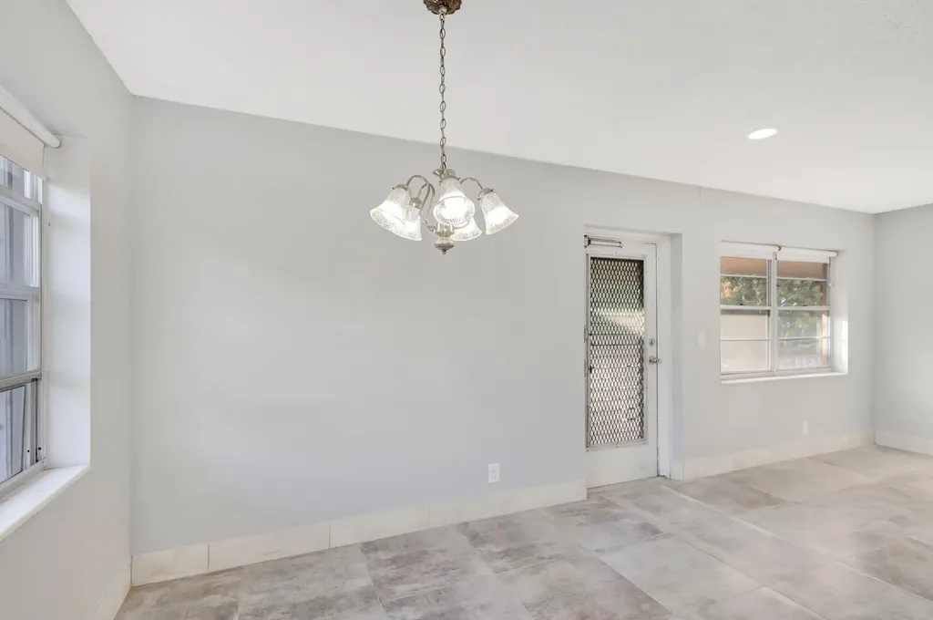 121 Bedford E West Palm Beach FL 33417