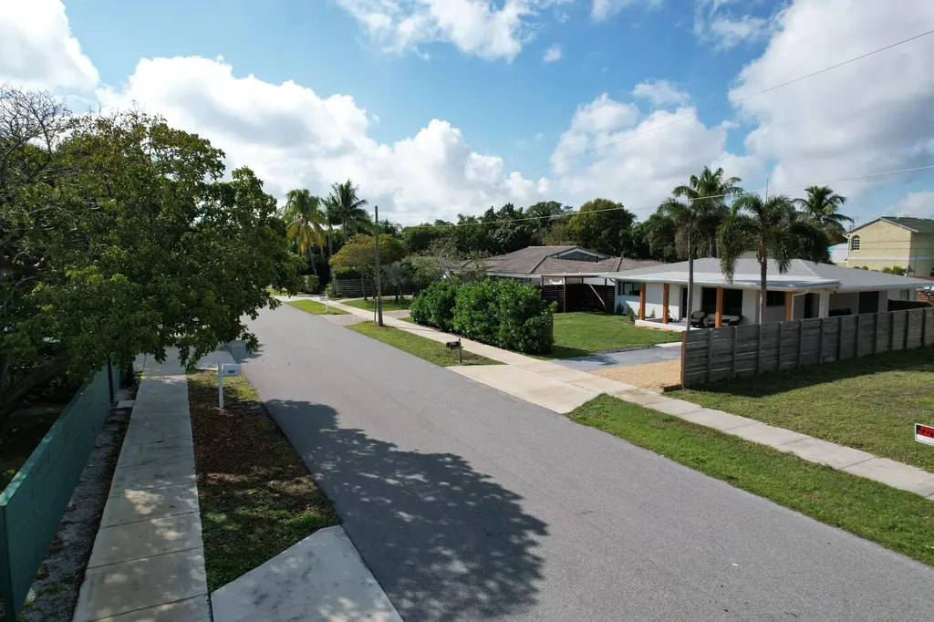 910 SE 3rd Avenue Delray Beach FL 33483
