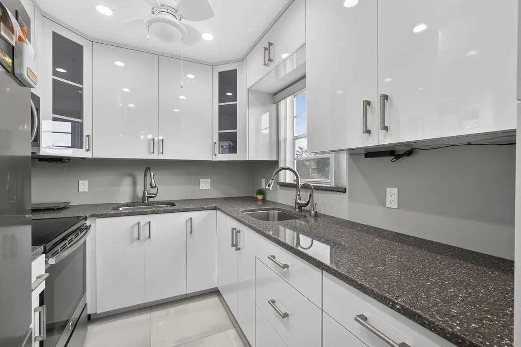 160 Easthampton G West Palm Beach FL 33417