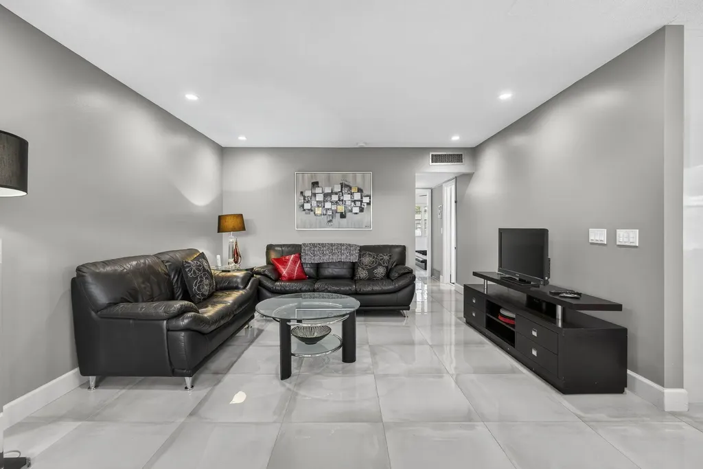 160 Easthampton G West Palm Beach FL 33417
