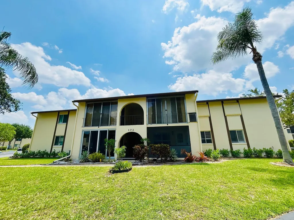102 Lake Pine Circle Greenacres FL 33463