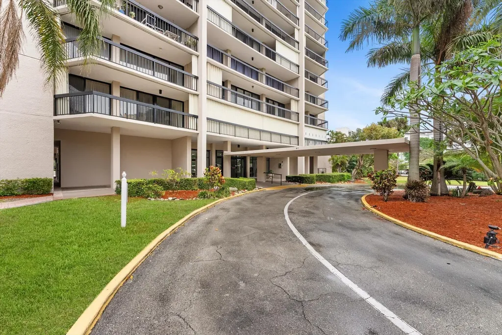 2425 Presidential Way West Palm Beach FL 33401