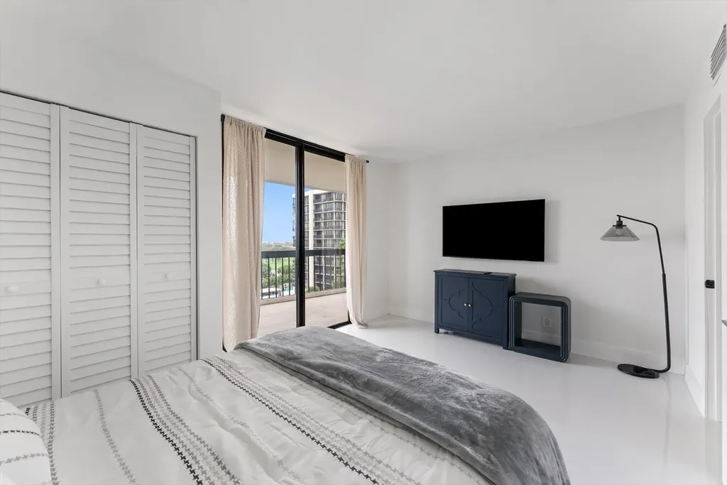 2425 Presidential Way West Palm Beach FL 33401