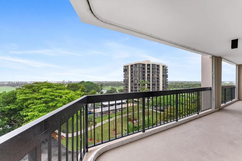 2425 Presidential Way West Palm Beach FL 33401