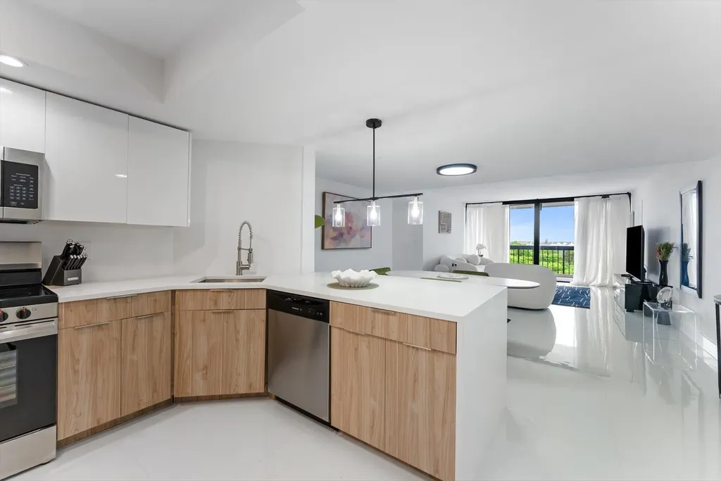 2425 Presidential Way West Palm Beach FL 33401