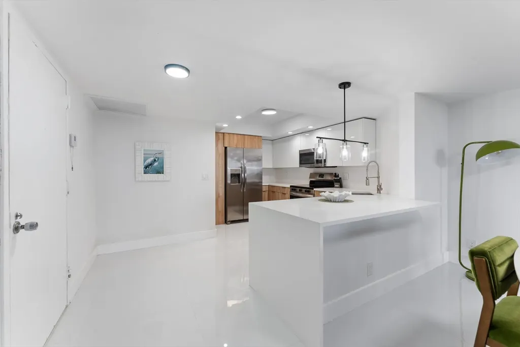 2425 Presidential Way West Palm Beach FL 33401