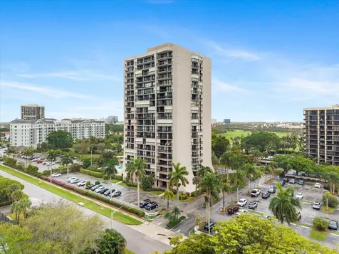 2425 Presidential Way West Palm Beach FL 33401
