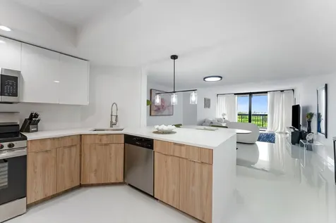 2425 Presidential Way West Palm Beach FL 33401