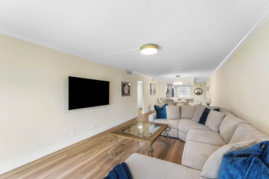 1019 Guildford B Boca Raton FL 33434