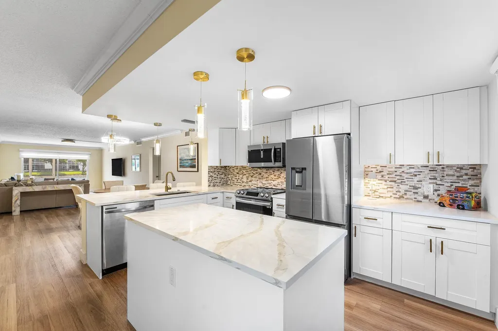 1019 Guildford B Boca Raton FL 33434