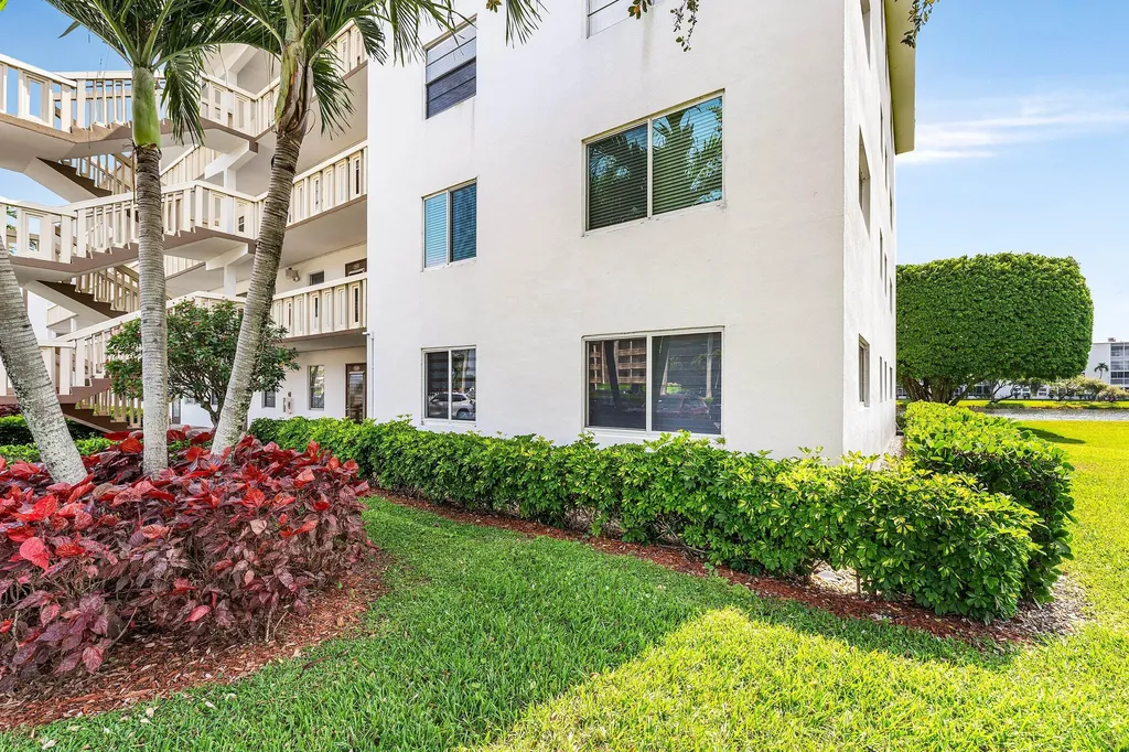 1019 Guildford B Boca Raton FL 33434
