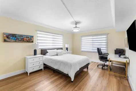 1019 Guildford B Boca Raton FL 33434