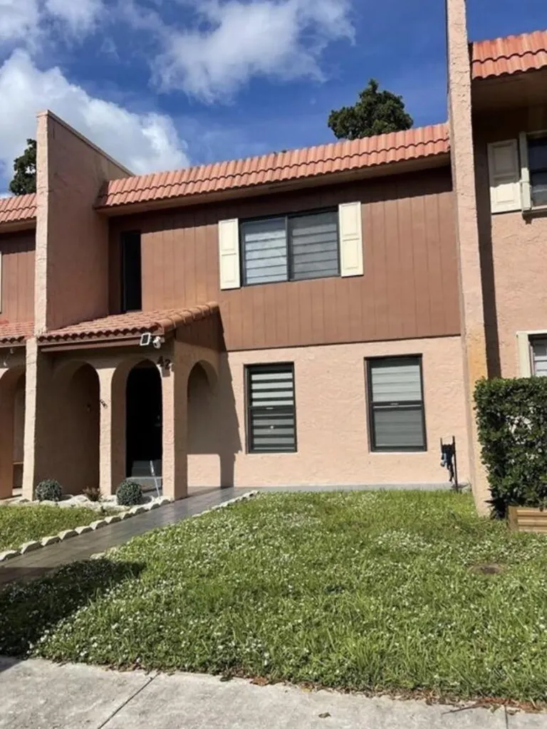 42 Madrid Lane Davie FL 33324