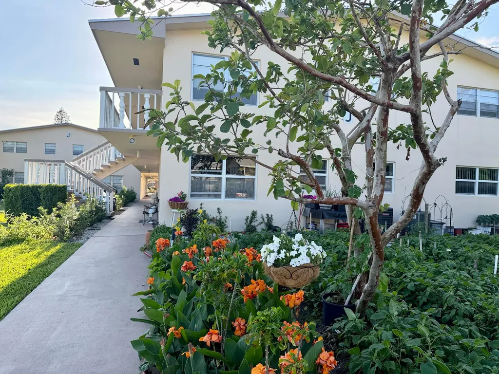 228 Canterbury J West Palm Beach FL 33417