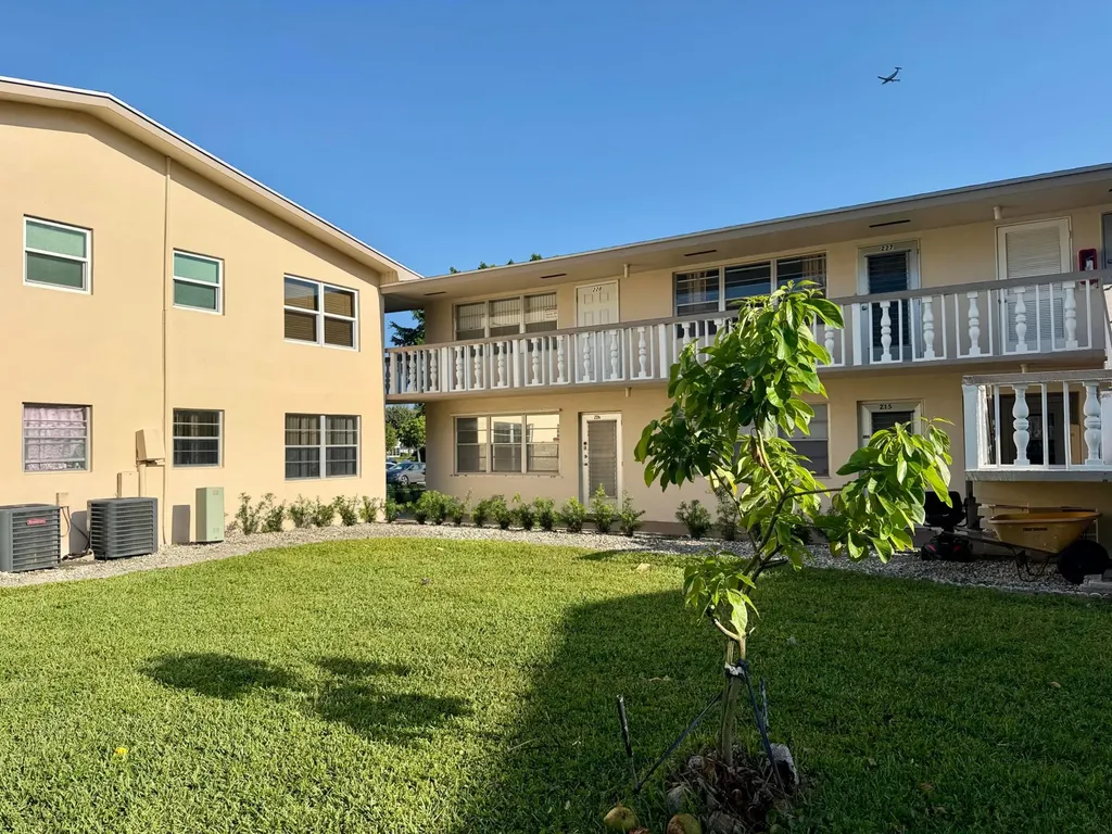 228 Canterbury J West Palm Beach FL 33417