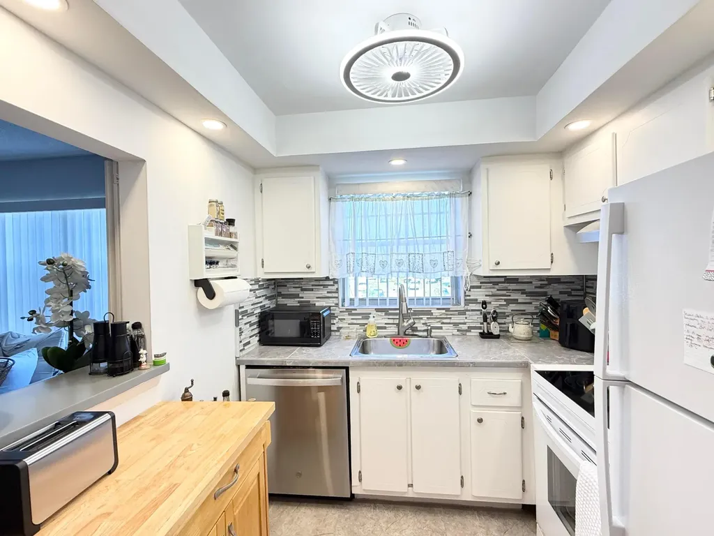 228 Canterbury J West Palm Beach FL 33417