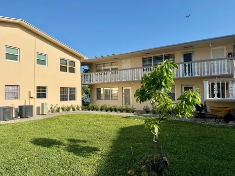 228 Canterbury J West Palm Beach FL 33417